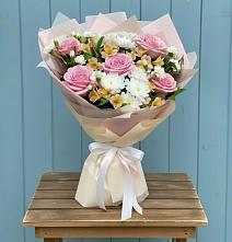 Букет цветов из:  Гвоздики, Орхидеи и Розы в Коркмаскале