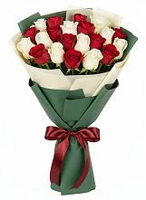 Букет Микс из красных и белых роз в Коркмаскале