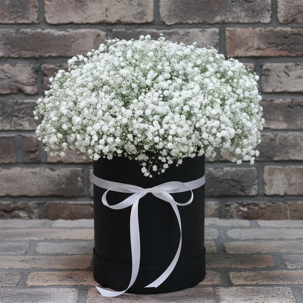 Цветочная композиция из Гипсофила в шляпной коробке в Коркмаскале