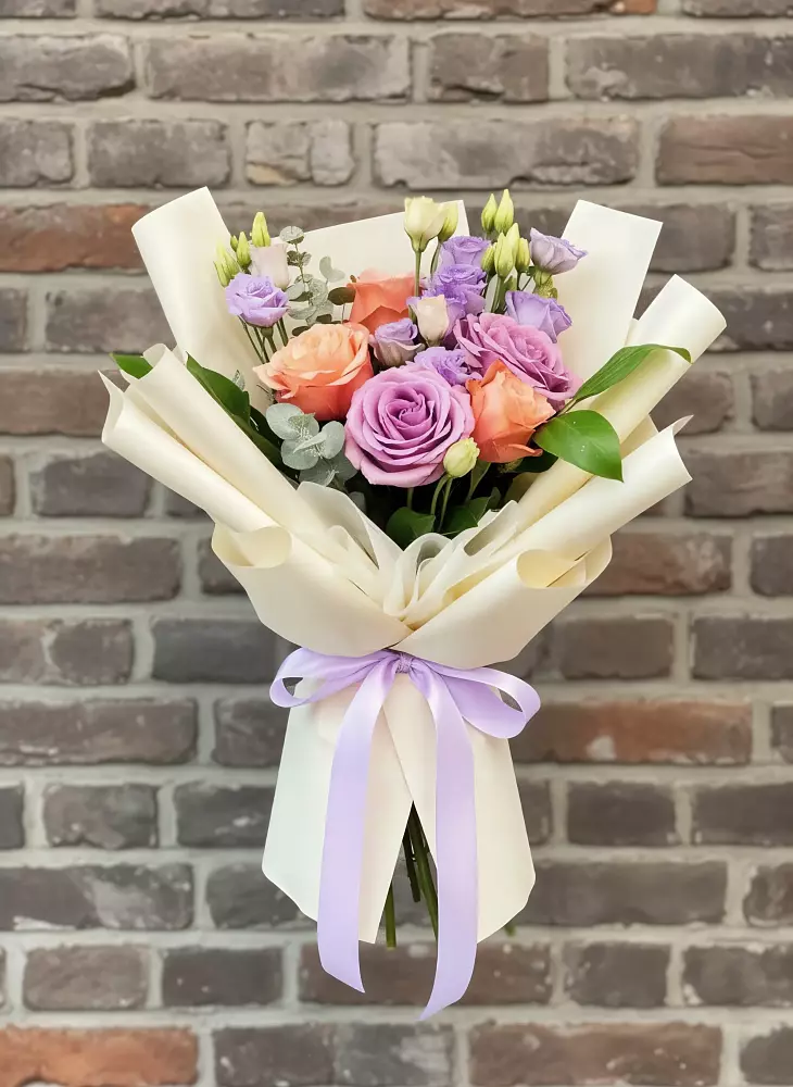 Букет цветов из: Лизиантусы и Розы в Коркмаскале