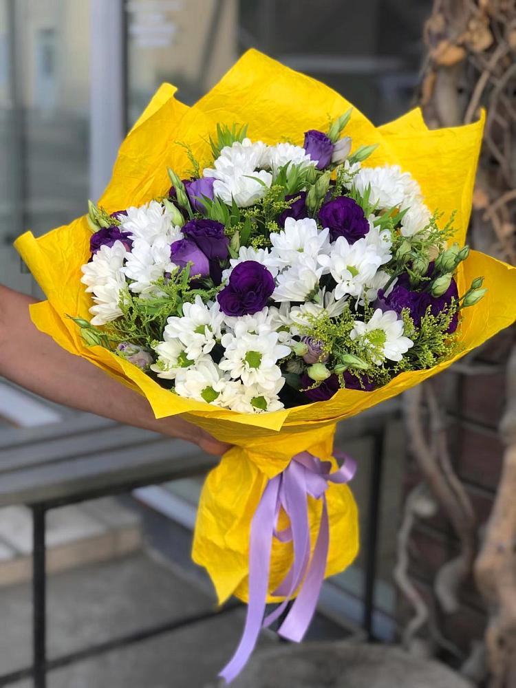 Букет цветов из: Ирисы, Хризантемы и Ромашки в Коркмаскале