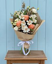 Букет цветов из:  Альстромерии, Лизиантусы, Розы и Хризантемы в Коркмаскале