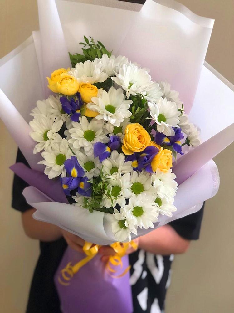 Букет цветов из: Ирисы, Хризантемы и Розы в Коркмаскале