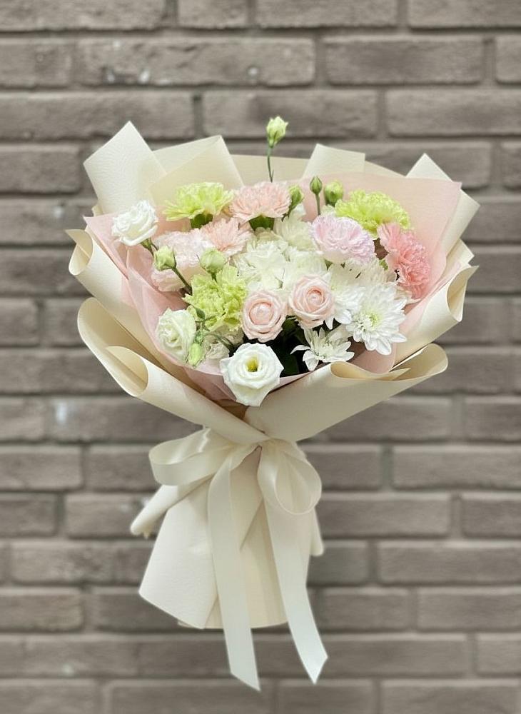 Букет цветов из: Гвоздики, Розы, Лизиантусы и Хризантемы в Коркмаскале