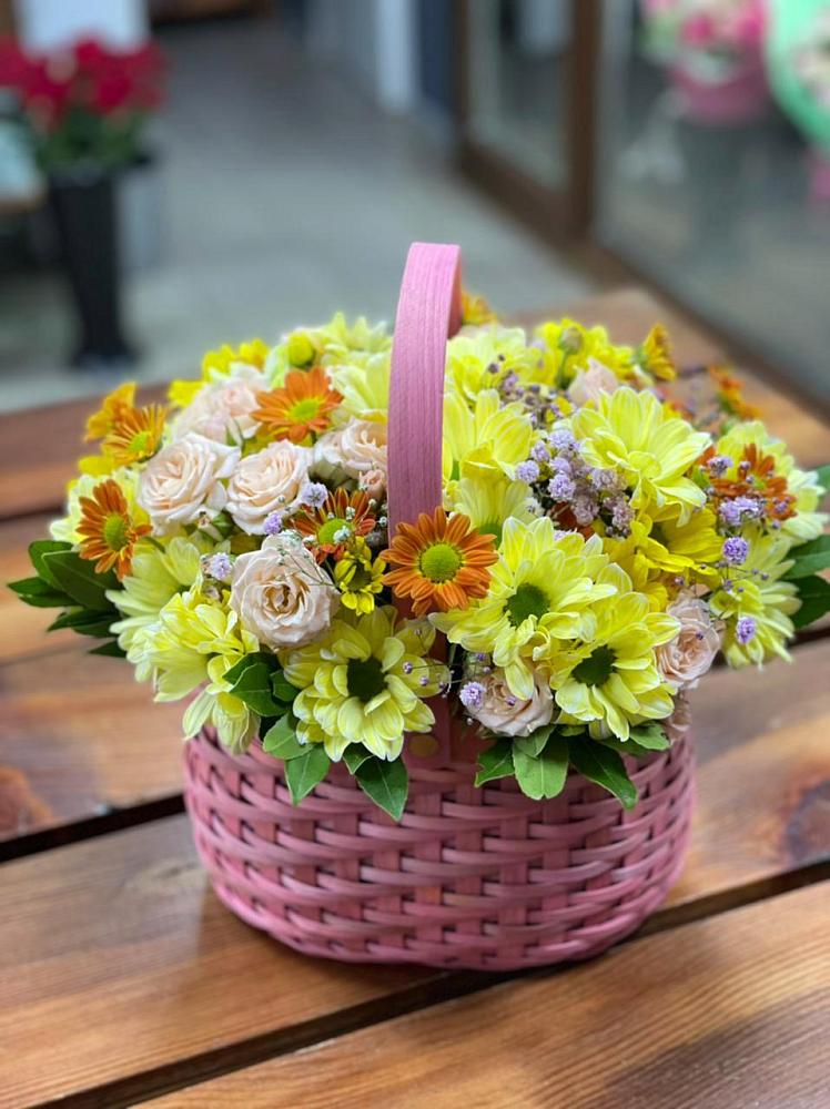 Цветочная композиция из Хризантемы и Розы в корзине в Коркмаскале