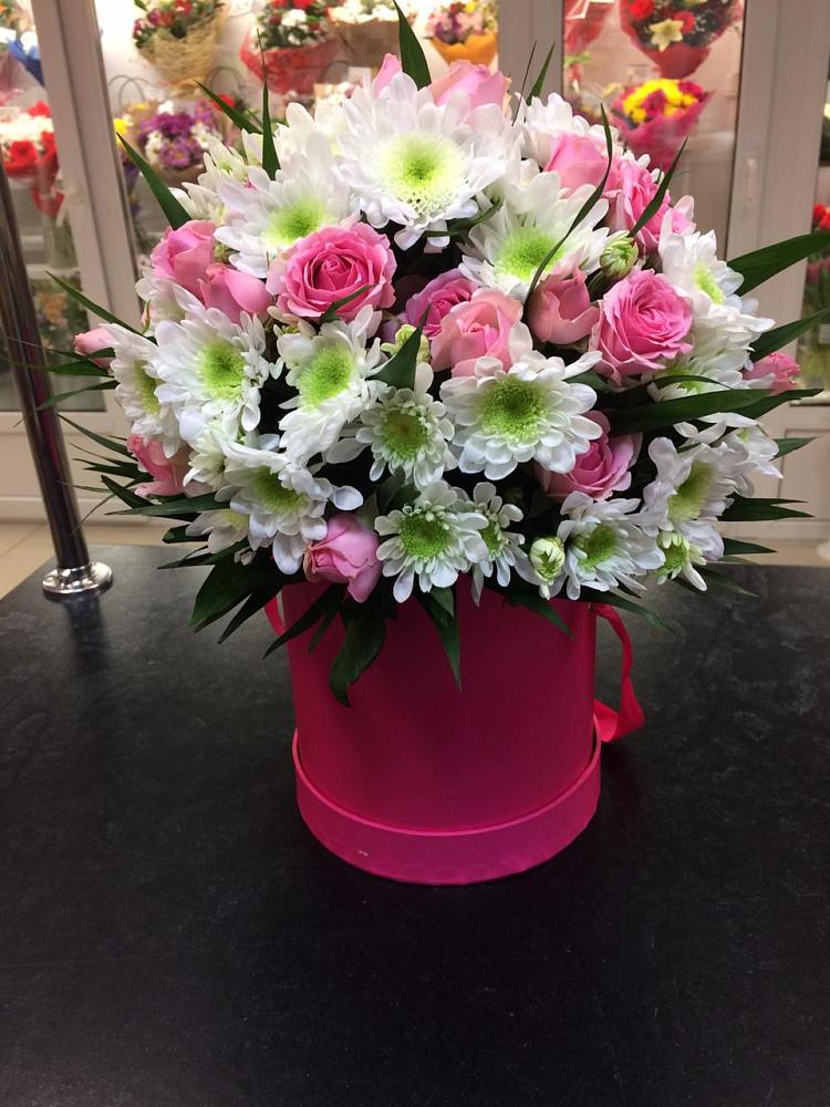 Цветочная композиция из Розы и Хризантемы в шляпной коробке в Коркмаскале