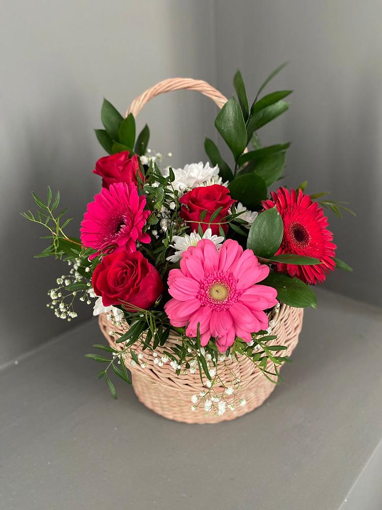 Цветочная композиция из Розы, Хризантемы и Герберы в корзине в Коркмаскале