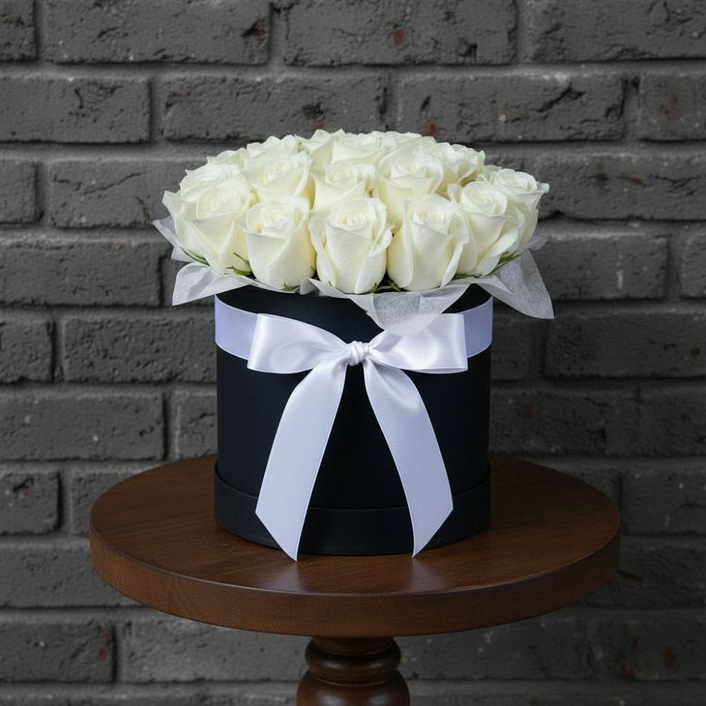 Цветочная композиция из Розы в шляпной коробке в Коркмаскале