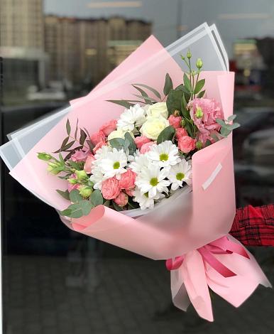 Букет цветов из: Розы, Лизиантусы и Хризантемы в Коркмаскале