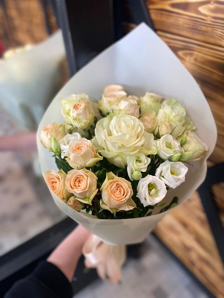 Букет цветов из: Розы и Лизиантусы в Коркмаскале