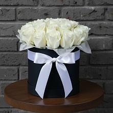 Цветочная композиция из Розы в шляпной коробке в Коркмаскале